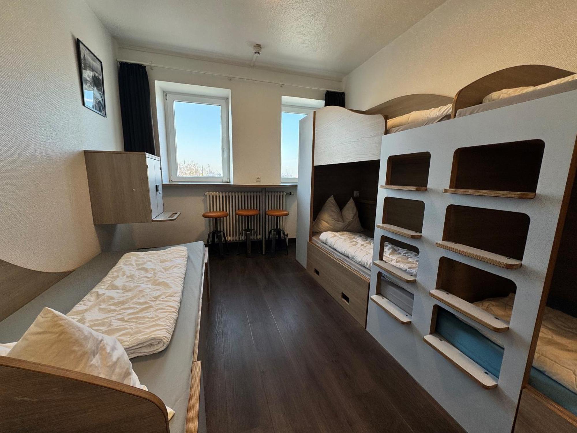 Bed 6-Bed Mixed Dormitory Room only guests 18